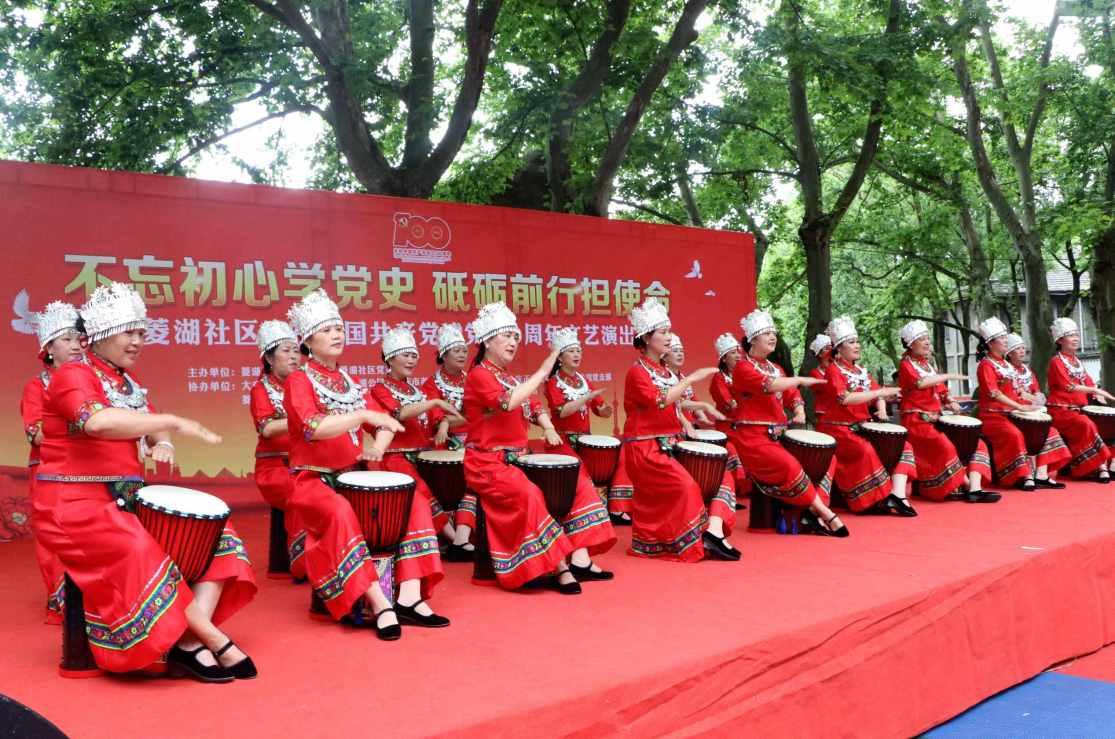 逃离棕榈树森林
